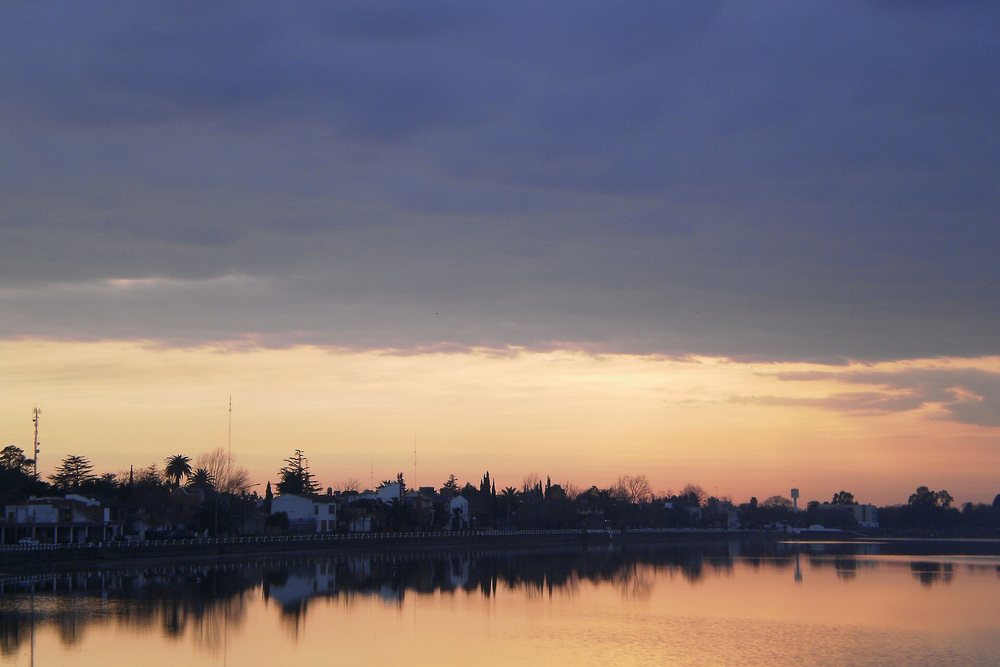Amanecer con niebla sobre la laguna