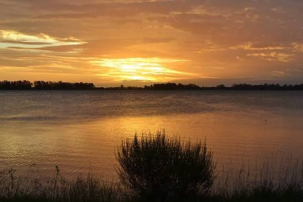 Atardecer sobre la laguna de Monte