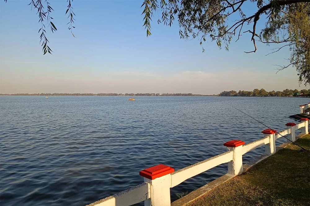 La laguna de Monte con su costanera